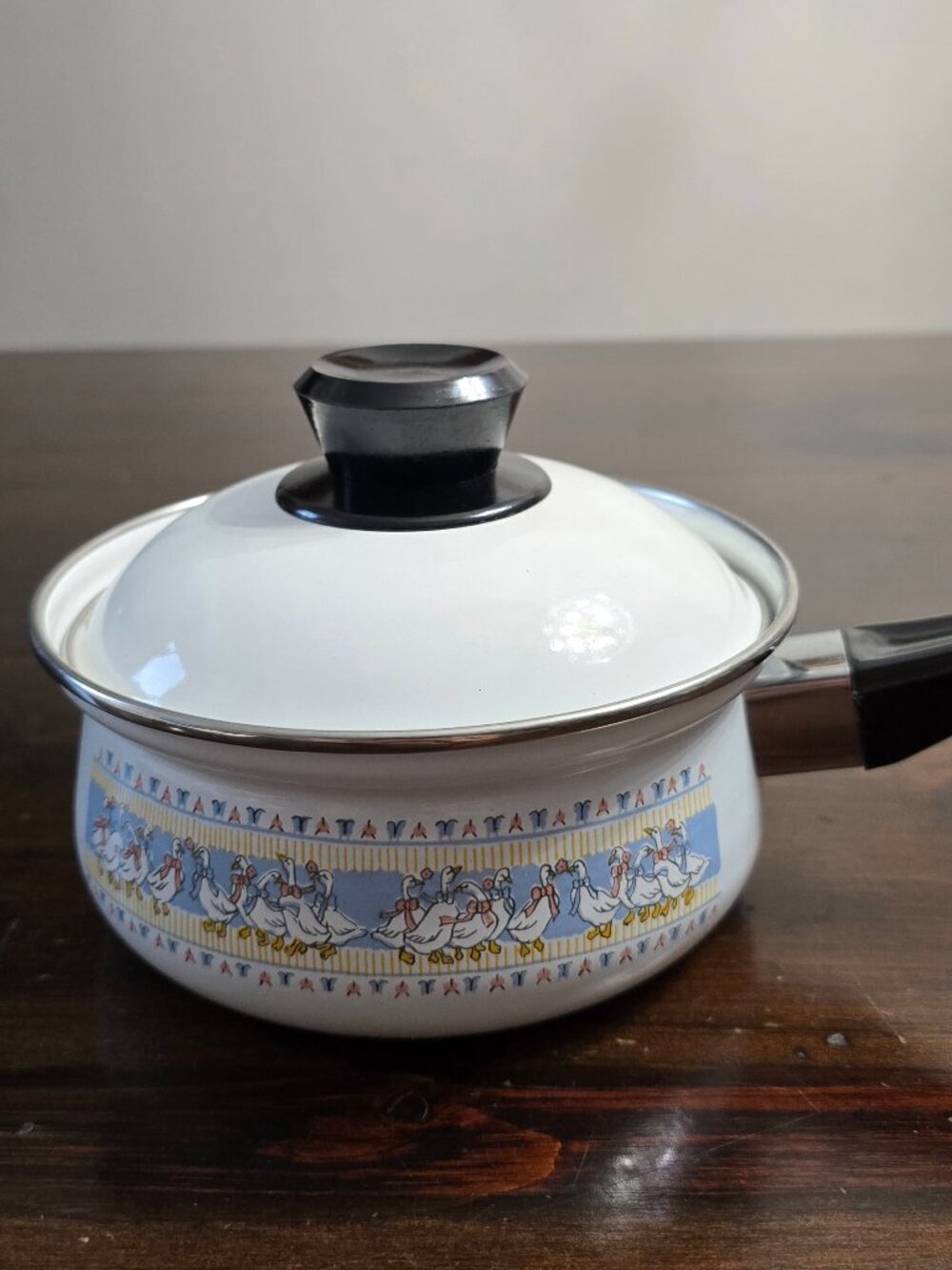 Vintage Country Ribbon Geese Enamelware Saucepan with Lid